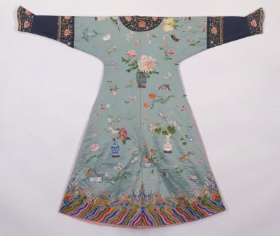 图片[2]-Light green satin embroidered Bo Gu flower pattern robe-China Archive